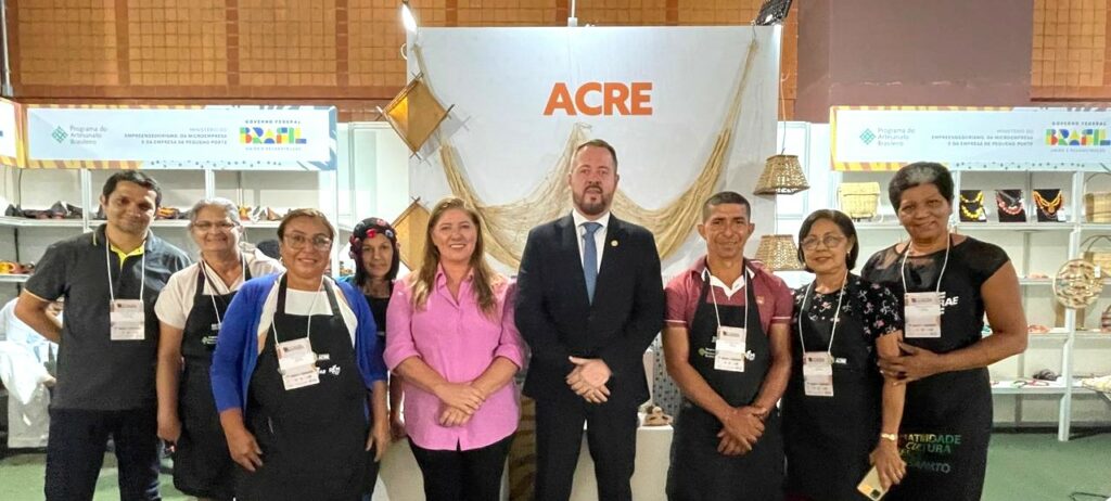 Secretário de turismo e empreendedorismo, Marcelo Messias (centro), com artesãs e artesãos acreanos, e a coordenadora estadual do Programa do Artesanato Brasileiro, Terezinha Messias, no estande do Ac