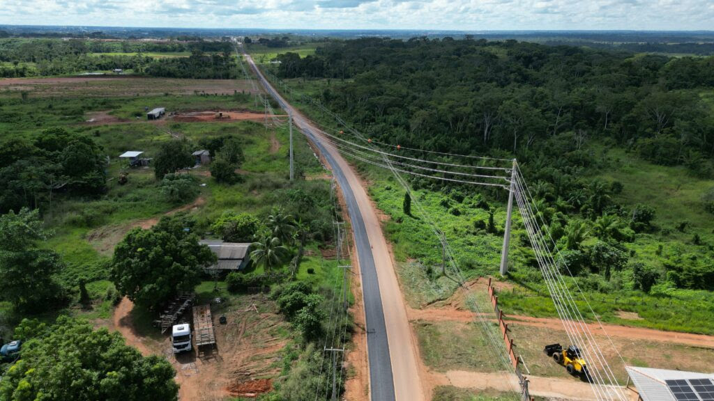 Equipe tem atuado na pavimentação do trecho de 17,6 km da estrada AC-90. Foto: Rafael Dias/Deracre