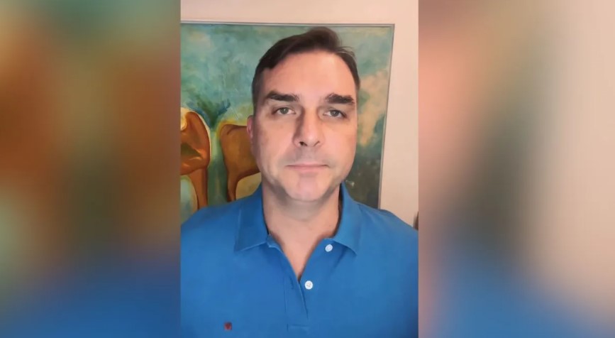 Na avaliação de Flávio Bolsonaro, a iniciativa pode ajudar a gerar empregos, reduzir o custo de investimentos e dar estabilidade às pessoas que já ocupam esses imóveis - Reprodução/X/FlavioBolsonaro