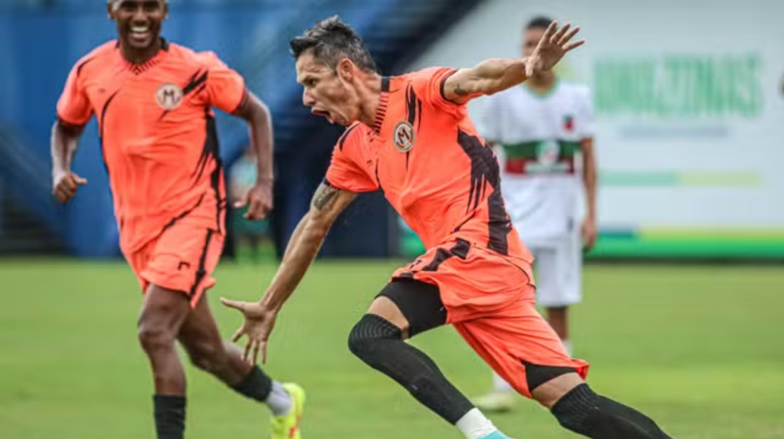 O atacante Romarinho fez o primeiro gol da vitória do Manauara-AM. Foto/João Normando