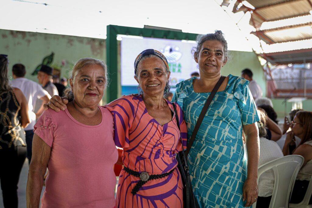 Amigas, moradoras antigas do Wanderley Dantas, sonham com o recebimento do Titulo Definitivo e compareceram a Audiência Pública promovida pelo governo sobre a regularização fundiária no bairro. Foto:J