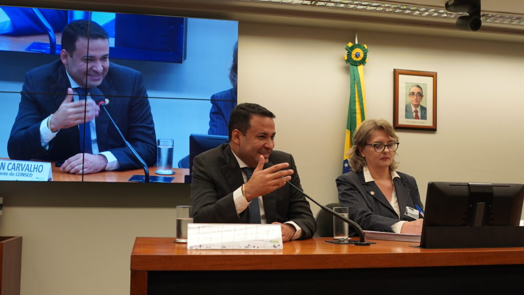 Secretário de Educação, Cultura e Esportes, Aberson Carvalho, na audiência na Câmara dos Deputados que tratou sobre a implementação da lei que trata da valorização dos profissionais da educação. Foto: