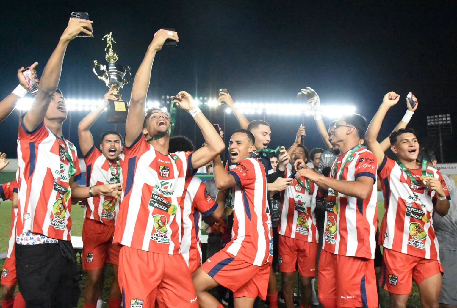 Com a taça, jogadores do Santinha comemoram o título inédito do Sub-20. Foto/Manoel Façanha