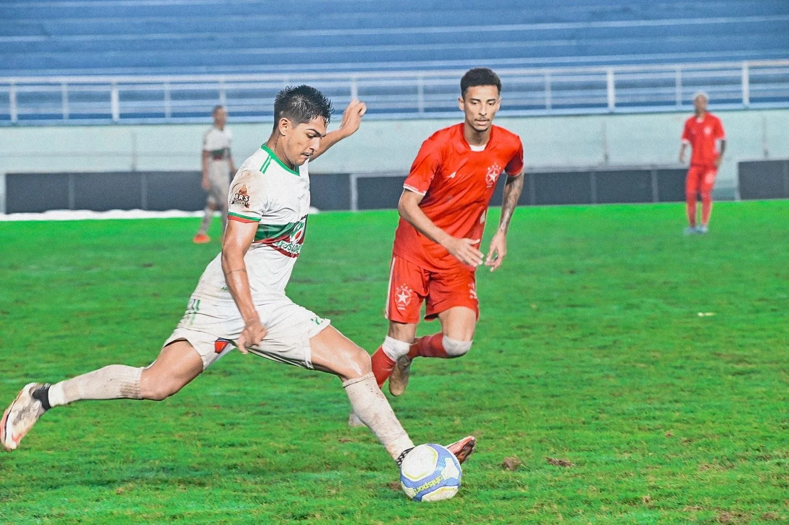 Ryan e Marquinhos realizaram um bom duelo: Foto Clemerson Ribeiro