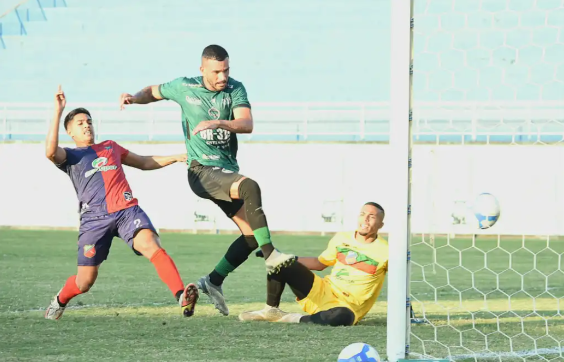 Ibiapino marca o terceiro gol na vitória do Manaus sobre o Humaitá. Foto/Manoel Façanha