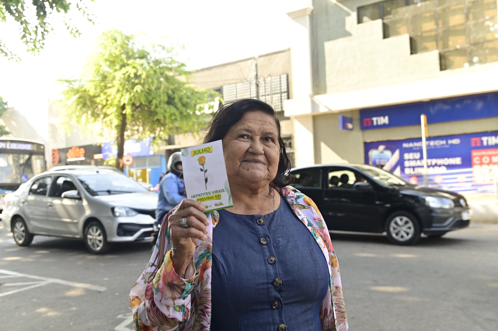 Antônia Tavares, que passava pelo local, ouviu as orientações e foi em busca de fazer o teste rápido e tomar a vacina. Foto: Luan Martins/Sesacre