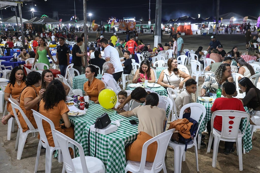 Comidas regionais atraem público durante a Expoacre Juruá. Foto: Pedro Devani/Secom