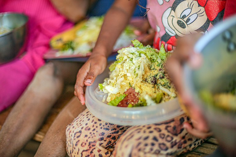 Prato cheio em cozinha solidária de Sol Nascente, no Distrito Federal, abastecida com hortaliças e verduras do Programa de Aquisição de Alimentos: um dos elos do esforço do Governo Federal no combate 