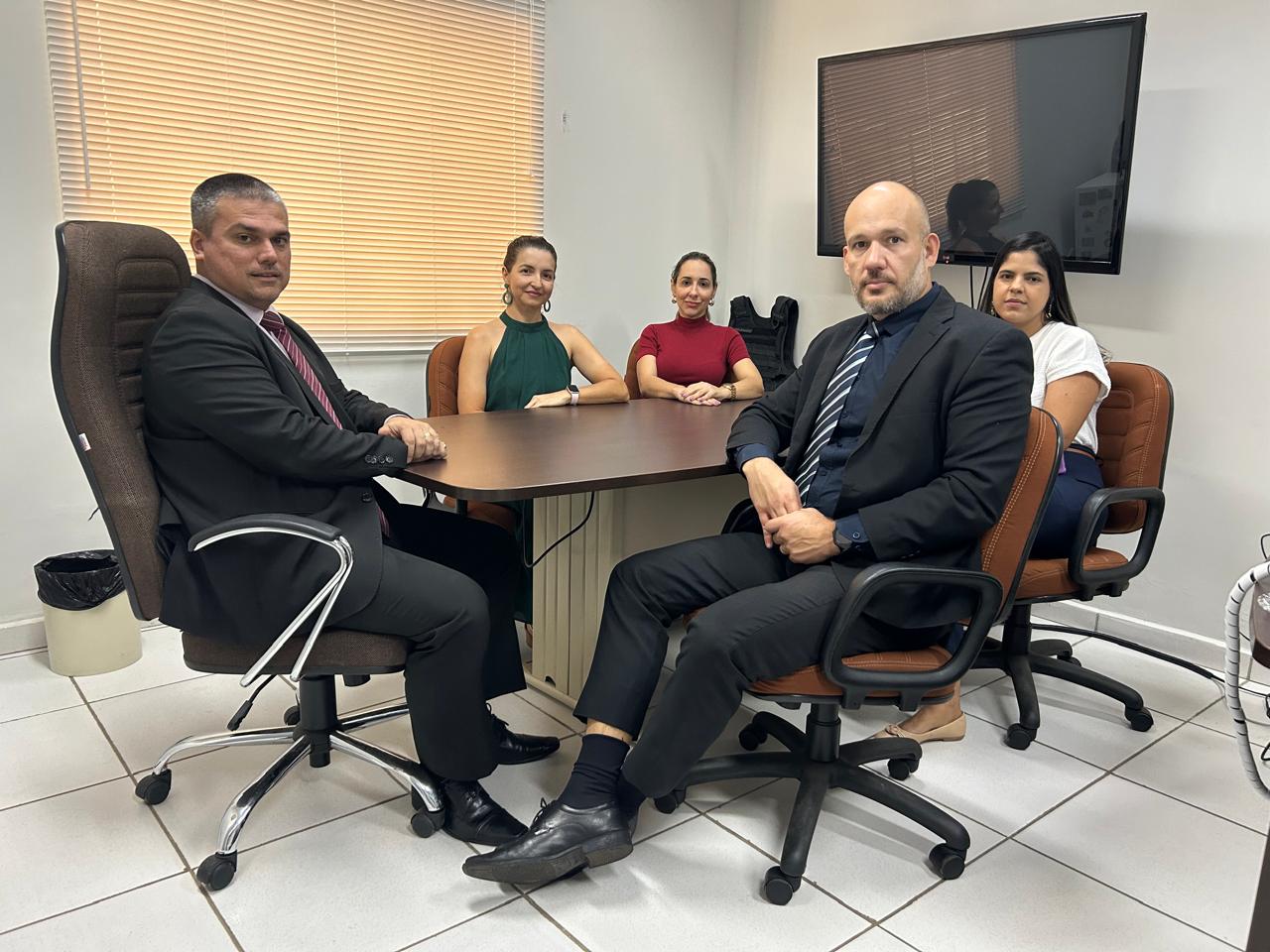 Participaram também o Diretor do Departamento de Polícia da Capital e do Interior, Dr. Pedro Paulo Bozolin, e Peritos Criminais do Instituto de Análises Forenses do Departamento de Polícia Técnica Cie