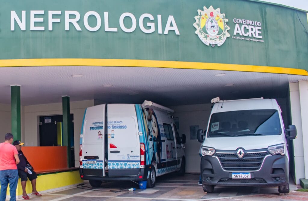 Vans foram instaladas na área externa do Serviço de Nefrologia. Foto: Gleison Luz/Fundhacre