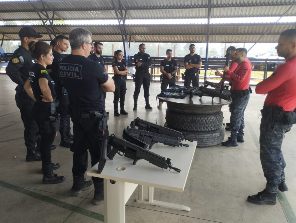 Agentes da Polícia Civil do Acre participam de treinamento tático no CIEPS, em Rio Branco, para aprimorar procedimentos de escolta e segurança. Foto: assessoria/ PCAC.