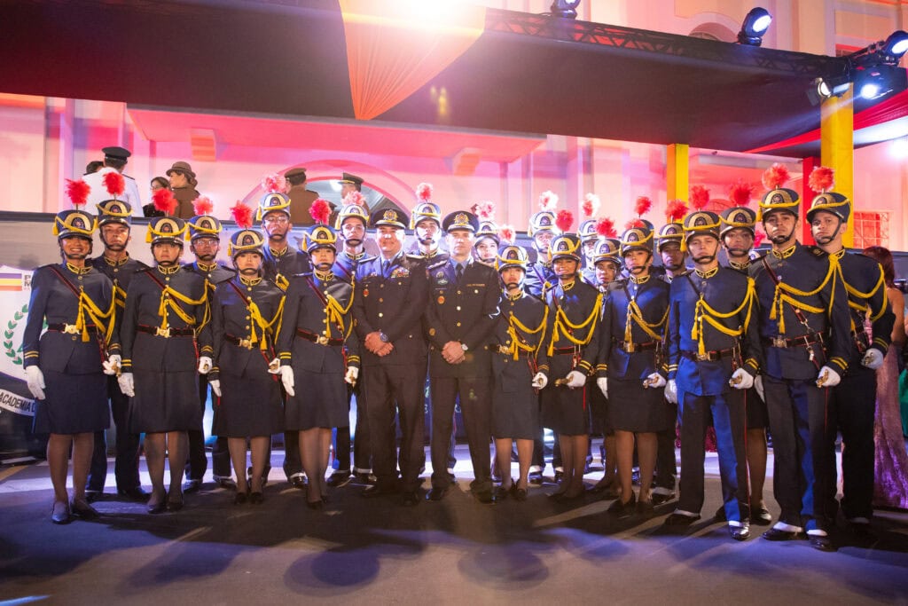 Cadetes acreanos com o comandante-geral da PMAC. Foto: Jhonatan Santos/PMAC