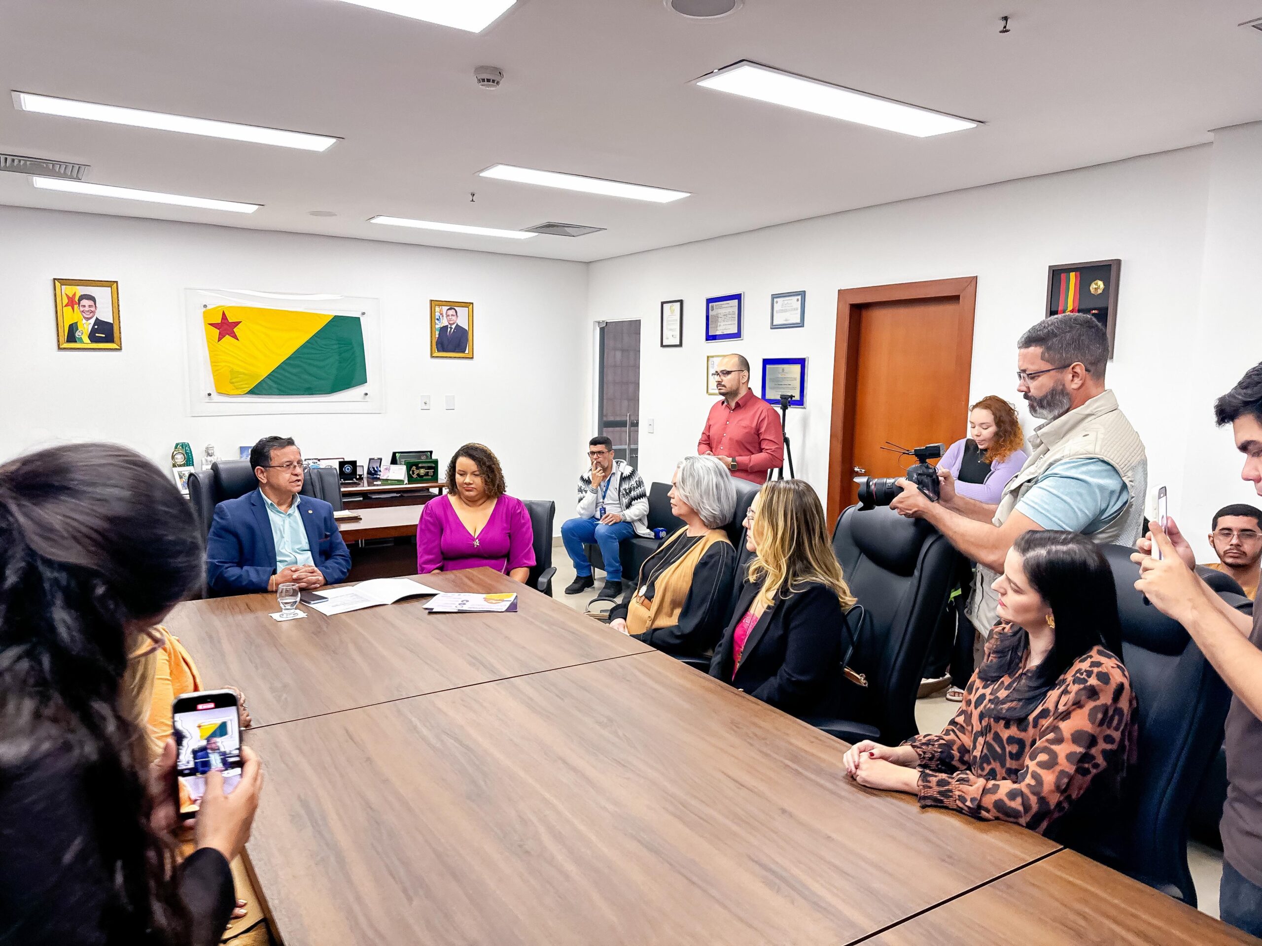 A iniciativa tem como objetivo criar um espaço nas delegacias especializadas, como a DEAM e a DECAV para oferecer vestuário e itens de necessidade básica para as vítimas. Foto: Assessoria/ PCAC.