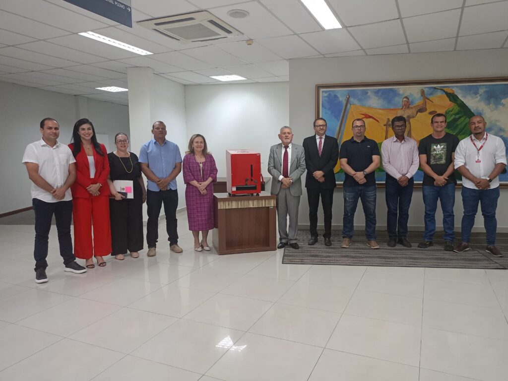 Autoridades se reuniram na sede do TJ em cerimônia de entrega de máquinas para fabricação de chinelos. Foto: Zayra Amorim/Iapen