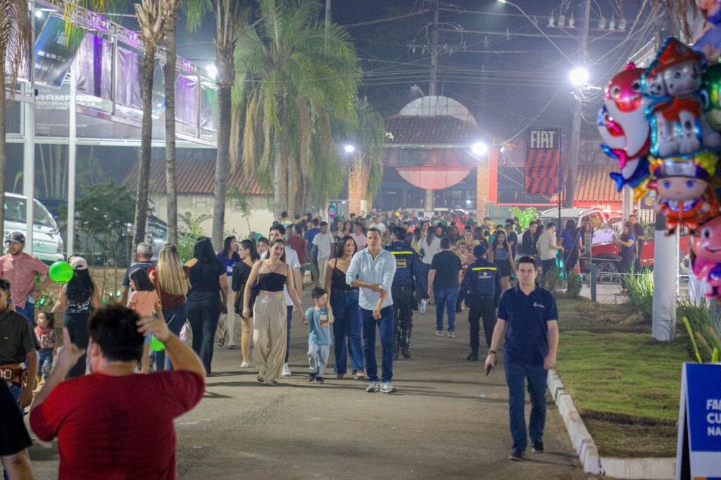 Estandes foram abertos ao público às 18h deste sábado, 31. Foto: Neto Lucena/Secom