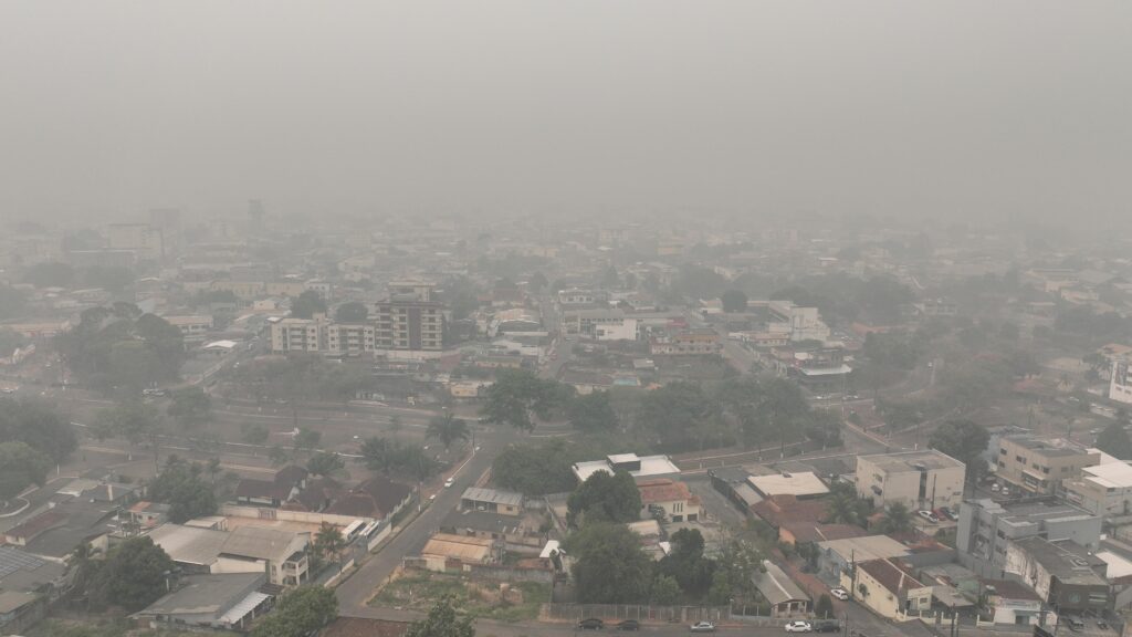 Acúmulo de fumaça se deu por conta do elevado número de focos de calor. Foto: Pedro Devani/Secom