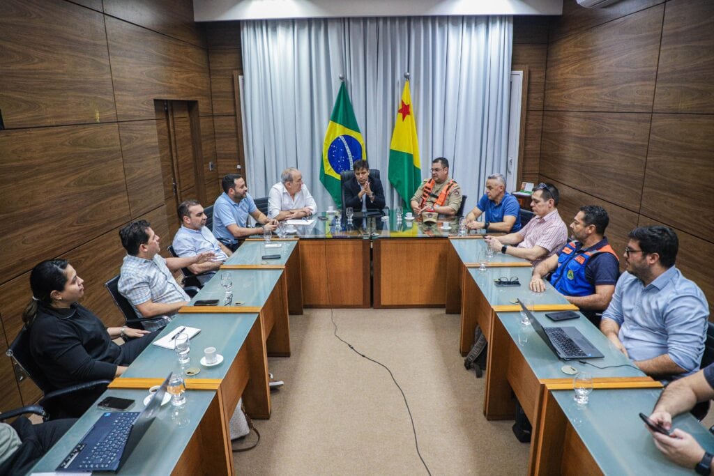 Em reunião na Casa Cívil, Gabinete de Crise organiza Plano de Ações no enfrentamento a baixa qualidade do ar no Estado. Foto: Neto Lucena/ Secom