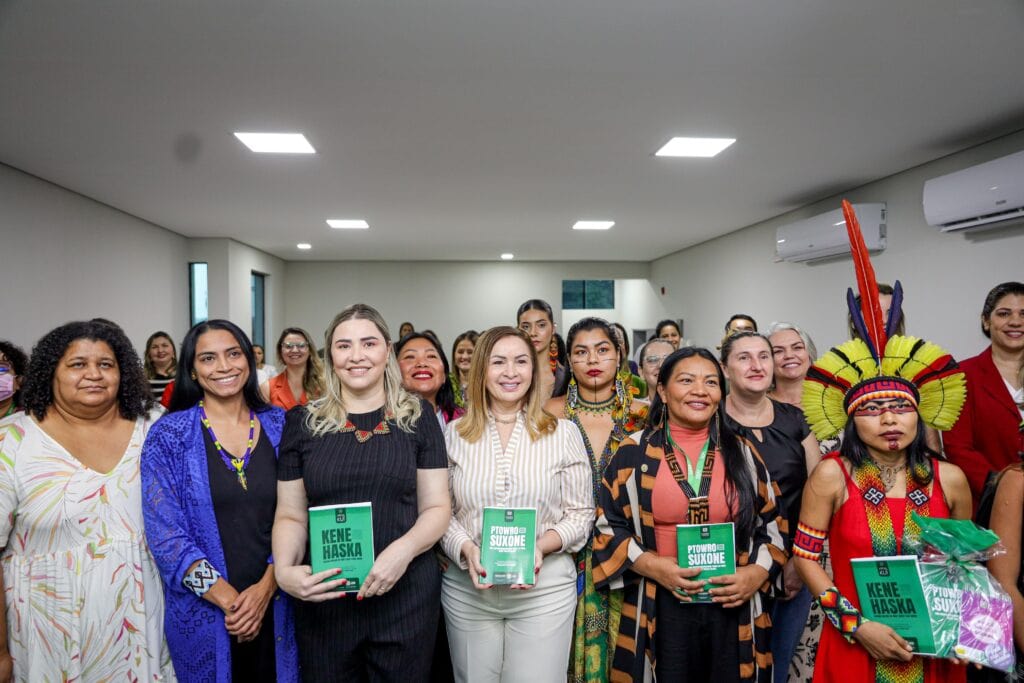 Autoridades prestigiam lançamento da cartilha traduzida para as línguas Manchineri e Huni Kuin, a primeira do Brasil com a Lei Maria da Penha para os povos indígenas. Foto: José Caminha/Secom